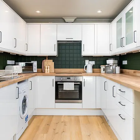 Apartment Stylish Garden Flat In Redland-parking For 5 Pounds Per Day-by Fabaccommodation