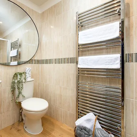 Stylish Garden Flat In Redland-parking For 5 Pounds Per Day-by Fabaccommodation Apartment *