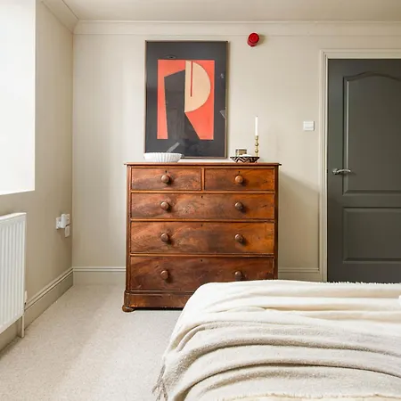 Apartment Stylish Garden Flat In Redland-parking For 5 Pounds Per Day-by Fabaccommodation *
