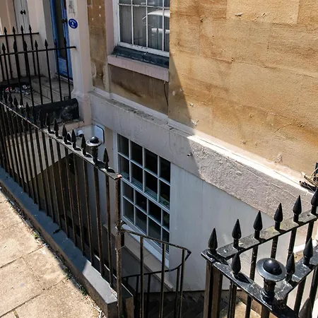 Apartment Stylish Garden Flat In Redland-parking For 5 Pounds Per Day-by Fabaccommodation *